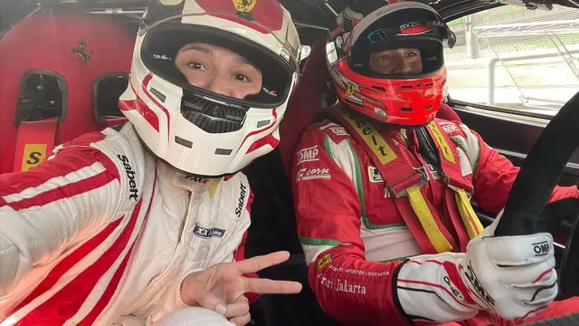 6 Potret Julie Estelle Jajal Balap Mobil di Sirkuit Sepang, Penuh Semangat