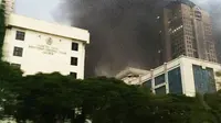 Kebakaran di lantai basement Gedung Dirjen Pajak, Jalan Gatot Subroto, Jakarta Selatan. (Twitter/@fellasumendap)