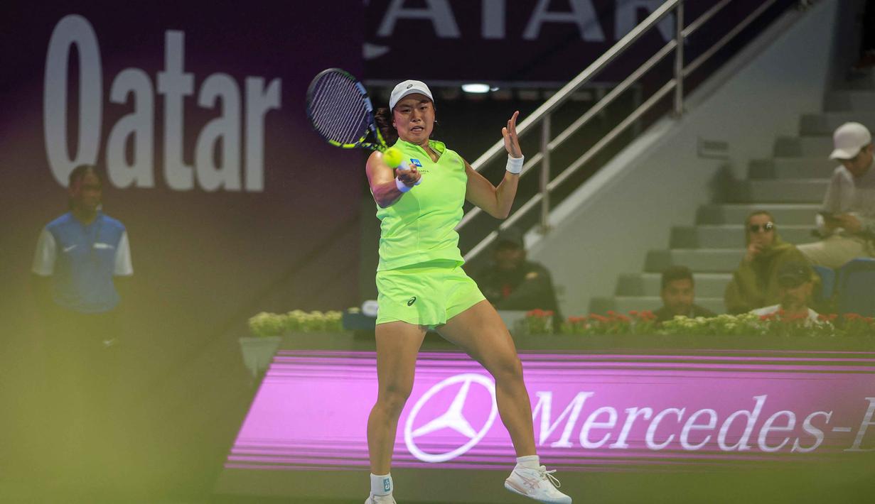 Meski sempat menyulitkan, Janice Tjen gagal mengimbangi permainan agresif Iga Swiatek dan dipaksa menyerah 0-6, 3-6. Tampak dalam foto, petenis tunggal putri Indonesia, Janice Tjen memukul bola balasan saat melawan Iga Swiatek (Polandia) pada babak kedua turnamen Qatar Open di Doha, 10 Februari 2026. (Karim JAAFAR/AFP)