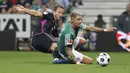 Bek Werder Bremen, Marco Friedl dan penyerang Bayern Munchen Harry Kane berebut bola dalam laga pekan ke-1 Bundesliga 2023/2024 di Stadion Wesser, Sabtu (19/8/2023) dinihari WIB. (Axel Heimken/dpa via AP)