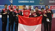 Ajang multi-event SEA Games 2023 Kamboja resmi ditutup pada 17 Mei 2023 malam waktu setempat. Kontingen Indonesia dipastikan menempati posisi ketiga dalam klasemen akhir perolehan medali dengan 87 medali emas, 79 perak dan 109 perunggu. Raihan medali emas Kontingen Indonesia nyatanya melebihi target yang dibebankan. Tercatat, Kontingen Indonesia sukses mendominasi dalam 8 cabang olahraga (cabor) dengan menjadi juara umum. Berikut kedelapan cabor tersebut. (Bola.com/Abdul Aziz)
