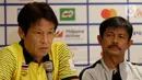 Pelatih Timnas Thailand U-22, Akira Nishino, memberikan keterangan kepada awak media dalam jumpa pers di Hotel Century Park, Manila, Minggu (24/11/2019). Cabang sepak bola SEA Games 2019 akan mulai bertanding Senin (25/11) esok. (Bola.com/M Iqbal Ichsan)