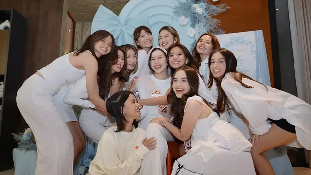 6 Potret Beby Tsabina Dapat Kejutan Bridal Shower dari Sahabat Artis, Calon Pengantin Tampil Memesona Kenakan Dress dan Veil