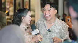 Tak ketinggalan, Anwar BAB yang sering menjadi rekan duet Ummi di berbagai acara televisi juga turut hadir menghebohkan suasana. Ummi sendiri tampil memukau dalam balutan dress berkilauan yang semakin menambah pesonanya di tengah pesta yang meriah. (Liputan6.com/IG/@ummi_quary)