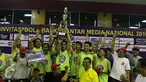 Keceriaan Tim SCTV Emtek usai merebut gelar juara Invitasi Bola Basket Antarmedia Nasional (IBBAMNAS) 2016, Jakarta, Sabtu (16/4). SCTV menang 35-31 atas Kompas TV pada laga final. (Liputan6.com/Herman Zakharia)