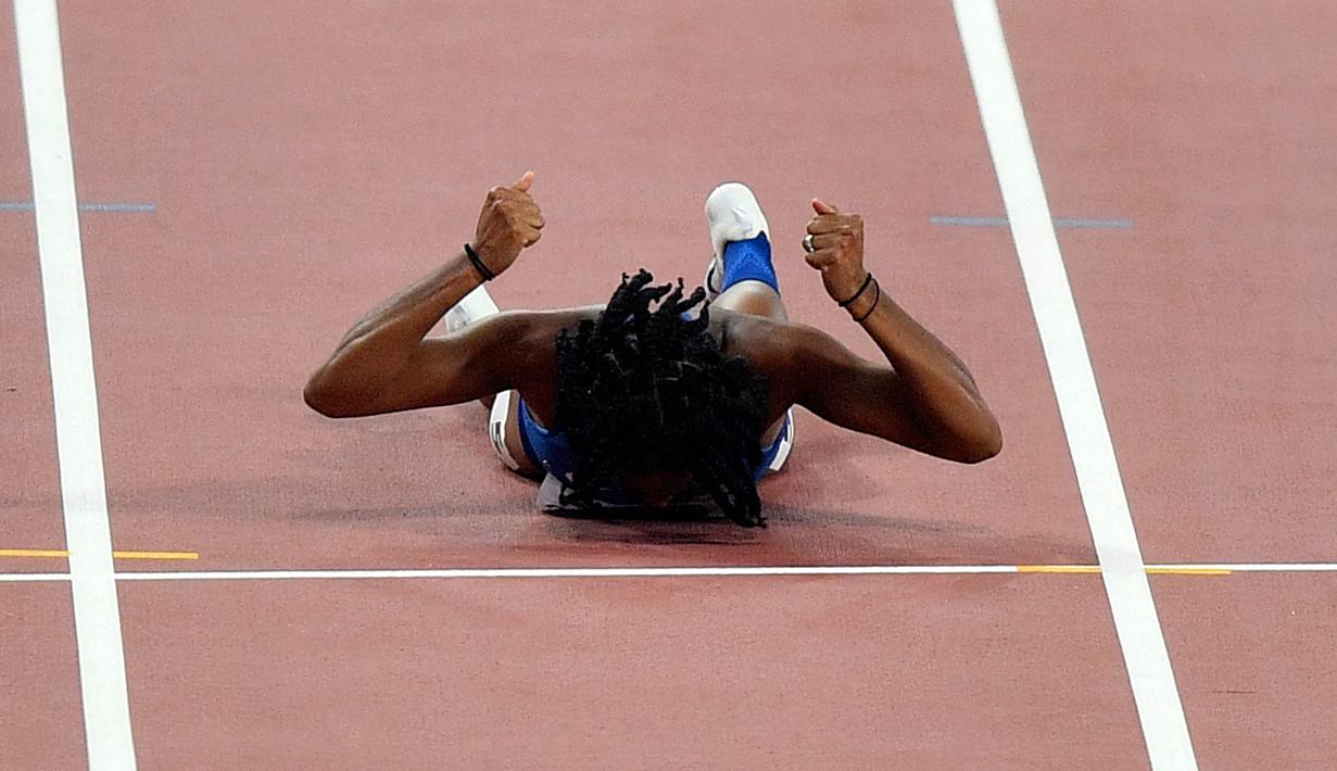 Sprinter Amerika Serikat, English Gardner frustasi setelah gagal melewati garis finish akibat cedera saat berlaga dalam semifinal 100 meter putri Kejuaraan Atletik Dunia di Doha, Qatar, Minggu (29/9/2019). Peraih medali emas olimpiade tersebut mengalami cedera hamstring. (AP Photo/Martin Meissner)