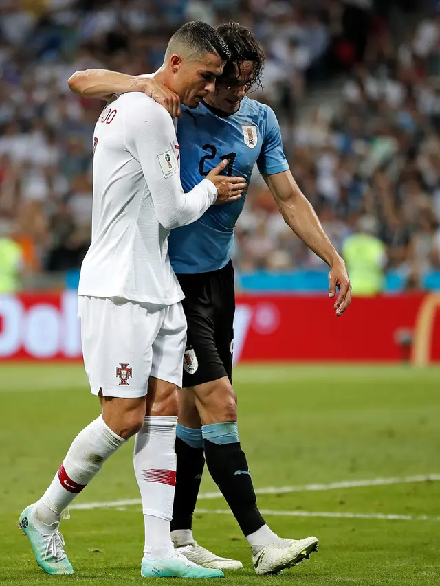 Momen Ronaldo Memapah Cavani yang Cedera