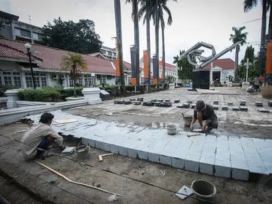 Sejumlah pekerja menyelesaikan perbaikan di pelataran Galeri Nasional, Jakarta, Rabu (12/11/2014). (Liputan6.com/Faizal Fanani)