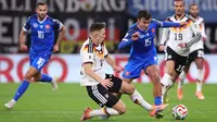 Bek Timnas Jerman,&nbsp;Nico Schlotterbeck, turut membantu timnya meraih kemenangan 6-0 atas Slovakia pada laga terakhir Grup A Kualifikasi Piala Dunia 2026 di&nbsp;Red Bull Arena, Leipzig, Selasa (18/11/2025) dini hari WIB. Hasil itu membawa Jerman lolos ke putaran final dengan status pemuncak Grup A. (AFP/Ronny HARTMANN)