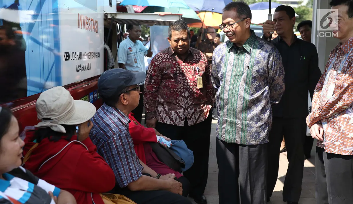 Deputi Gubernur BI, Sugeng berbincang dengan warga saat meninjau proses penukaran uang receh, Jakarta, Rabu (7/6). Bank Indonesia (BI) menyiapkan pecahan uang kecil untuk kebutuhan Lebaran tahun ini mencapai Rp 200 triliun. (Liputan6.com/Angga Yuniar)