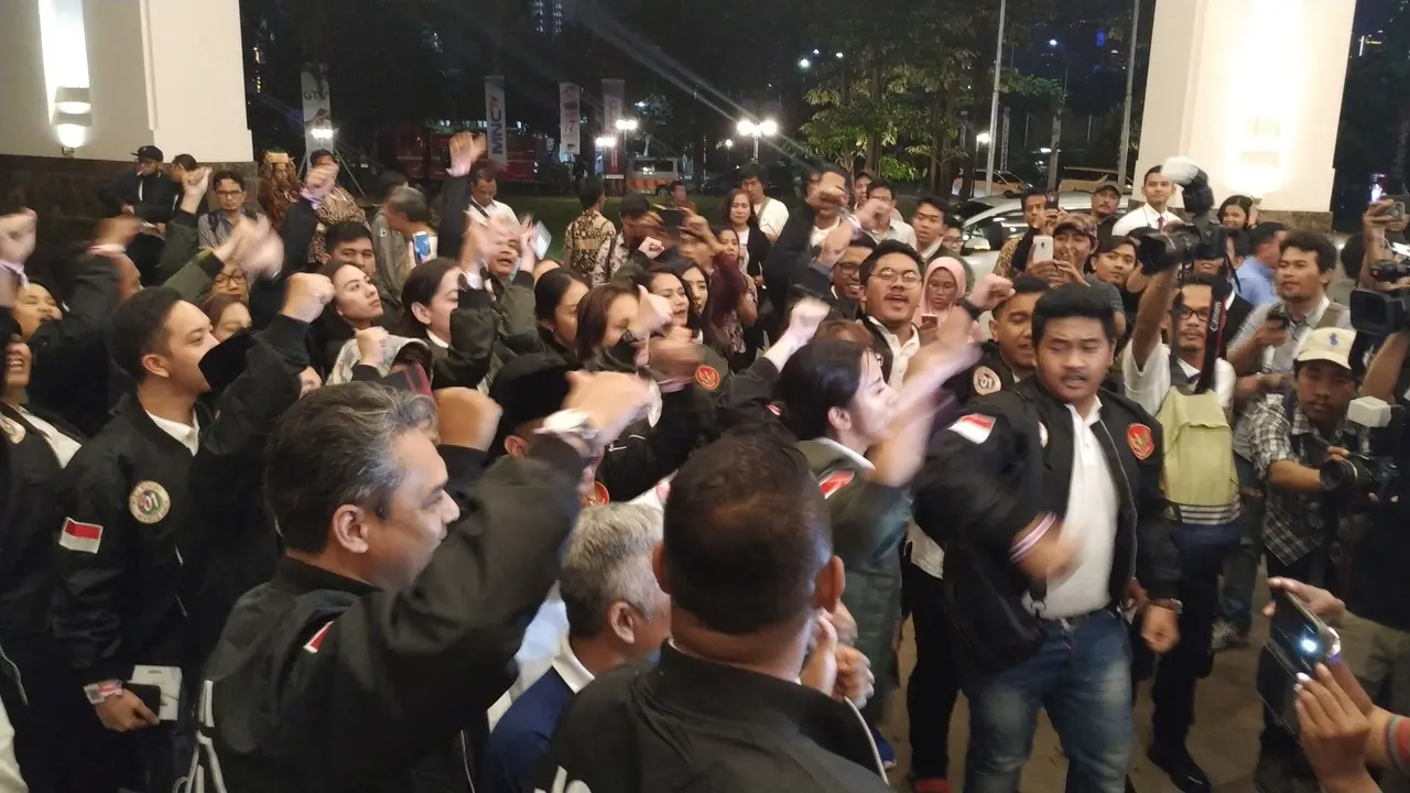 Pendukung Calon Presiden Joko Widodo (Jokowi) dan Prabowo beradu yel-yel di halaman arena debat ‎Calon Presiden di Balroomh Hotel Sultan, Minggu (17/2/2019).