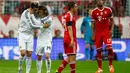 Luka Modric (kedua dari kiri) memeluk Cristiano Ronaldo yang berhasil mencetak gol ketiga Real Madrid di laga laga kedua semifinal Liga Champions kontra Bayern Munich di Allianz Arena, Munich (30/4/2014). (REUTERS/Ralph Orlowski)