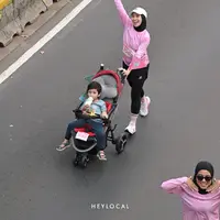 Penasaran dengan Fenomena Stroller Mom di Ajang Lari? Temukan manfaat kesehatan, mental, dan ikatan emosional yang bikin kagum. (HeyLocal)