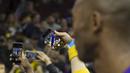 Fans melakukan foto selfie bersama Pemain Los Angels Lakers, Kobe Bryant #24 usai bertanding melawan Philadelphia 76ers pada laga NBA di Wells Fargo Center, Philadelphia, Pennsylvania, Selasa (1/12/2015).  (AFP Photo/Mitchell Leff/Getty Images/AFP)