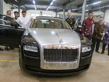 Menteri Sosial Saifullah Yusuf bersama Wakil Menteri Sosial Agus Jabo dan perwakilan pemenang lelang berpose dengan mobil mewah Roll-Royce yang laku dilelang senilai Rp2.539.957.000 di Gudang Konvensi Kementerian Sosial Kompleks Taman Makam Pahlawan Kalibata, Jakarta, Selasa (24/6/2025). (merdeka.com/Arie Basuki)