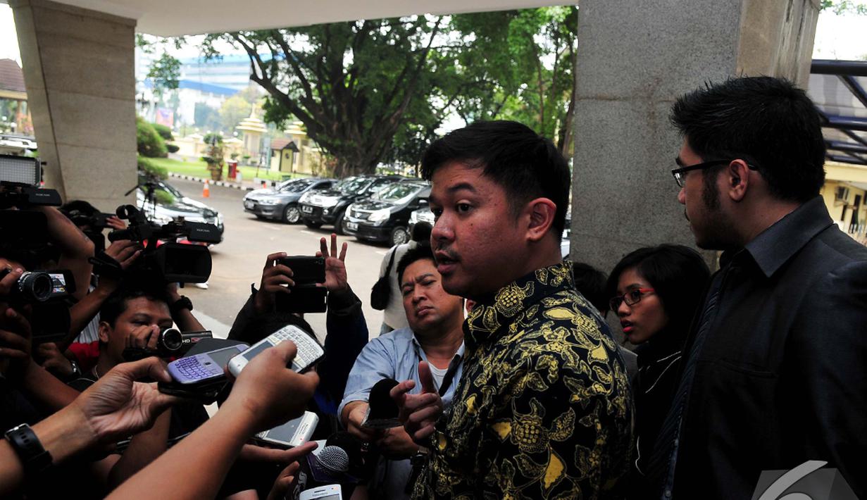 Kuasa hukum Suryadharma Ali, Andreas Nahot Silitonga, menjawab pertanyaan awak media saat dirinya tiba di Mabes Polri, Jakarta, Rabu (29/10/2014) (Liputan6.com/Johan Tallo)