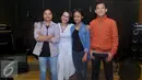 Ruth Sahanaya berpose dengan finalis Toracino Cool Expression di Studio Abbe, Jakarta, Jumat (3/6/2016). Tiga finalis Toracino Cool Expression mendapat coaching clinic bersama Ruth Sahanaya. (Liputan6.com/Gempur M Surya)
