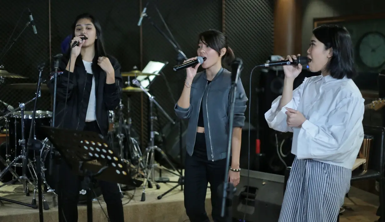 Selain pelantun lagu Temukan Jawabannya tersebut, grup yang akan tampil dalam acara pagelaran musik Love and Fabulous Festival atau LAFFestival itu juga diisi oleh Lala Karmela dan Radhini Aprilya. (Adrian Putra/Bintang.com)