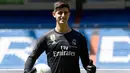 Kiper asal Belgia Thibaut Courtois berpose selama presentasi dirinya menjadi pemain Real Madrid di stadion Santiago Bernabeu (9/8). Courtois resmi didapatkan Madrid dari Chelsea hingga musim 2023/24. (AFP Photo/Javier Soriano)