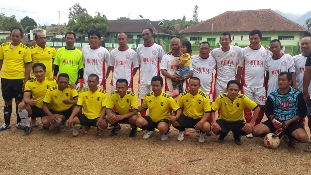Enden, menggunakan korstim kuning (berdiri paling kiri atas) sebelum pertandingan melawan Media United dalam Muspica Cup U35