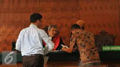 Ketua Hakim, Sutarjo berbincang dengan kuasa hukum Masyarakat Anti Korupsi Indonesia (MAKI) dan KPK saat sidang putusan permohonan praperadilan kasus Bank Century di Pengadilan Negeri Jakarta Pusat, Senin (2/11). (Liputan6.com/Gempur M Surya)