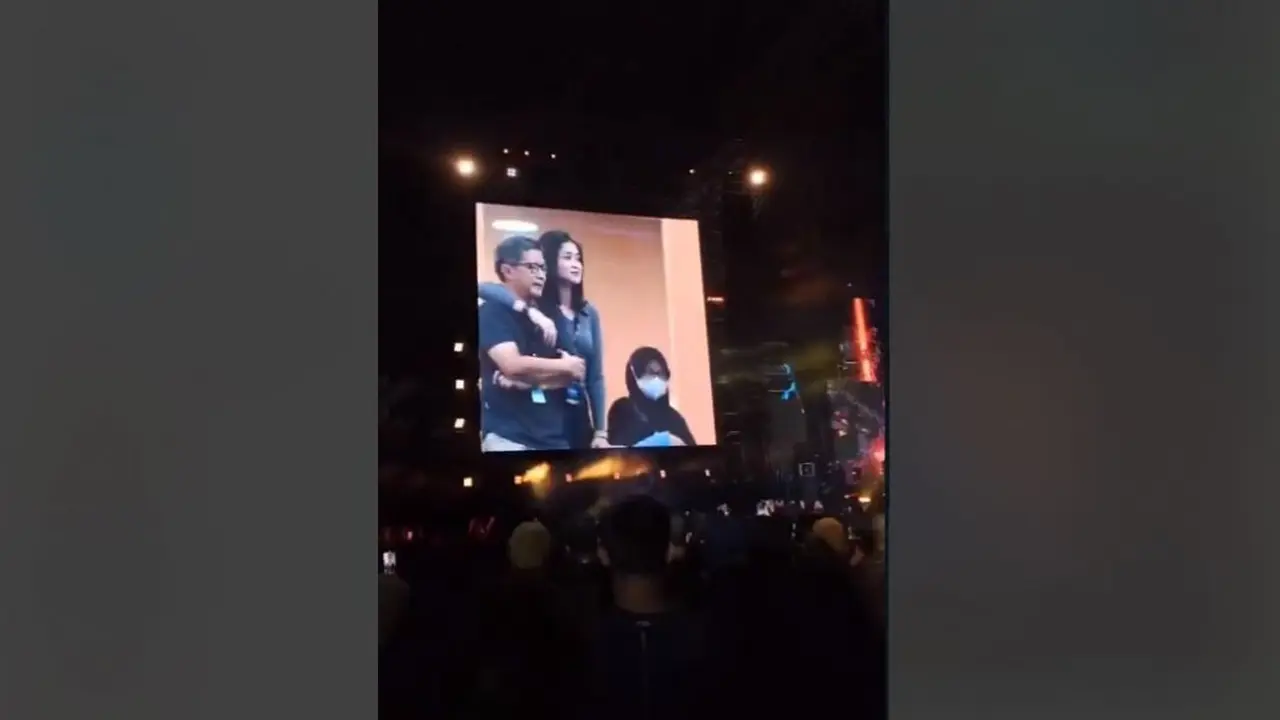 Rocky Gerung Tertangkap Kamera Dirangkul Wanita Cantik saat Nonton Konser Dewa 19 di JIS