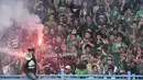 Ribuan suporter Persebaya Surabaya (Bonek) memadati Stadion Tugu, Koja, Jakarta Utara, Selasa (2/8). Mereka meminta PSSI mengembalikan status Persebaya 1927 sebagai klub yang sah dan ikut perhelatan Liga Indonesia.(Liputan6.com/Yoppy Renato)
