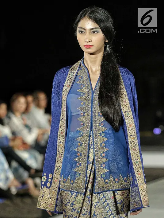 Model memeragakan koleksi desainer Ghea Panggabean dalam acara budaya perempuan Supreme Indonesia di Silang Monas, Jakarta, Selasa (31/7). Koleksi Ghea ditampilkan dengan tema terinspirasi dari daun argan yang menjadi pohon. (Liputan6.com/Faizal Fanani)