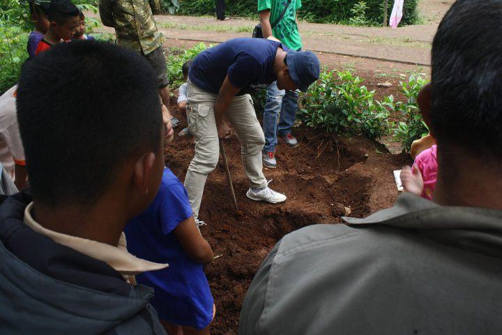 Eko Warno ditemani arkeolog yang bertandang di rumahnya, mencoba menggali tempat berbeda untuk mencari artefak lain. (foto: liputan6.com/heri cs/edhie prayitno ige)