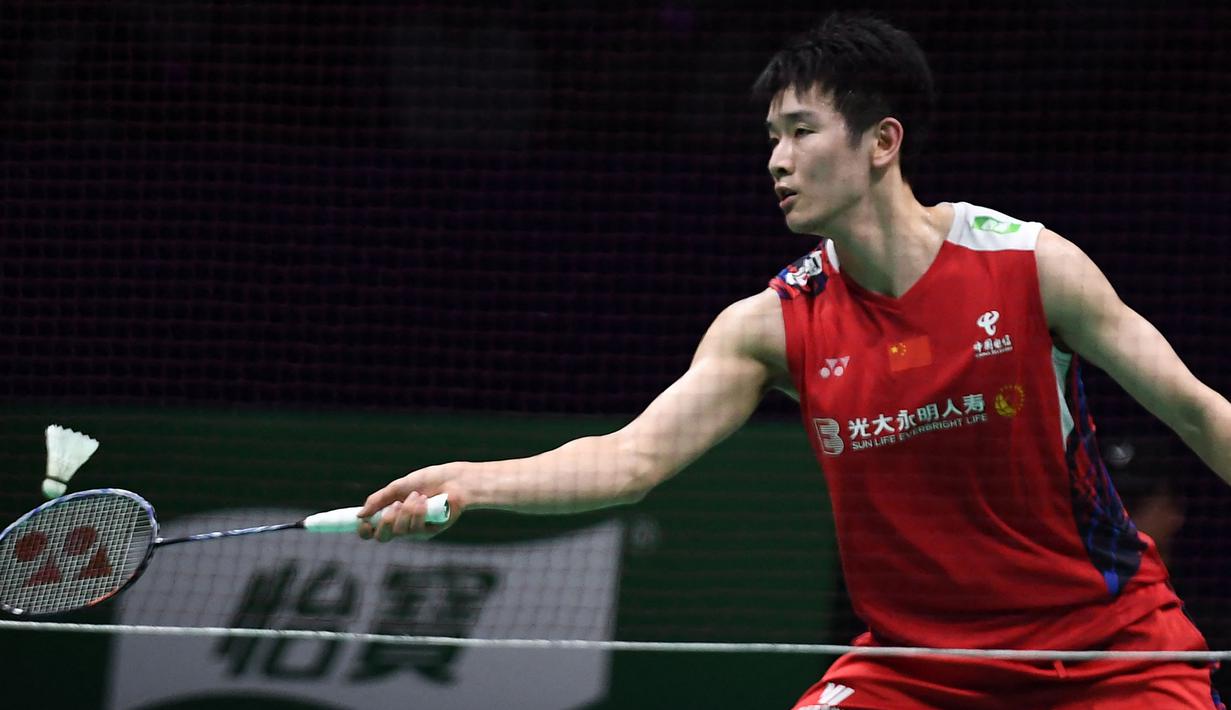 Pebulu tangkis tunggal putra China, Li Shi Feng berusaha mengembalikan bola di depan net saat menghadapi wakil Indonesia, Jonatan Christie pada laga final Badminton Asia Championship 2024, Minggu (14/4/2024) di Ningbo Olympic Sports Center Gymnasium, China. (AFP/STR)