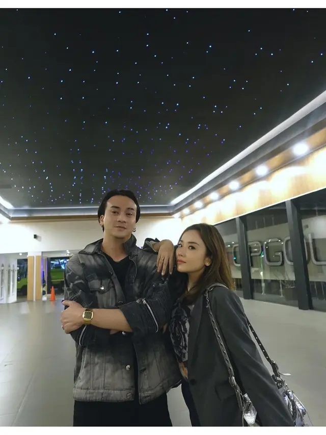 13 Tahun Menikah, Ini 6 Potret Dimaz Andrean dan Istri yang Harmonis