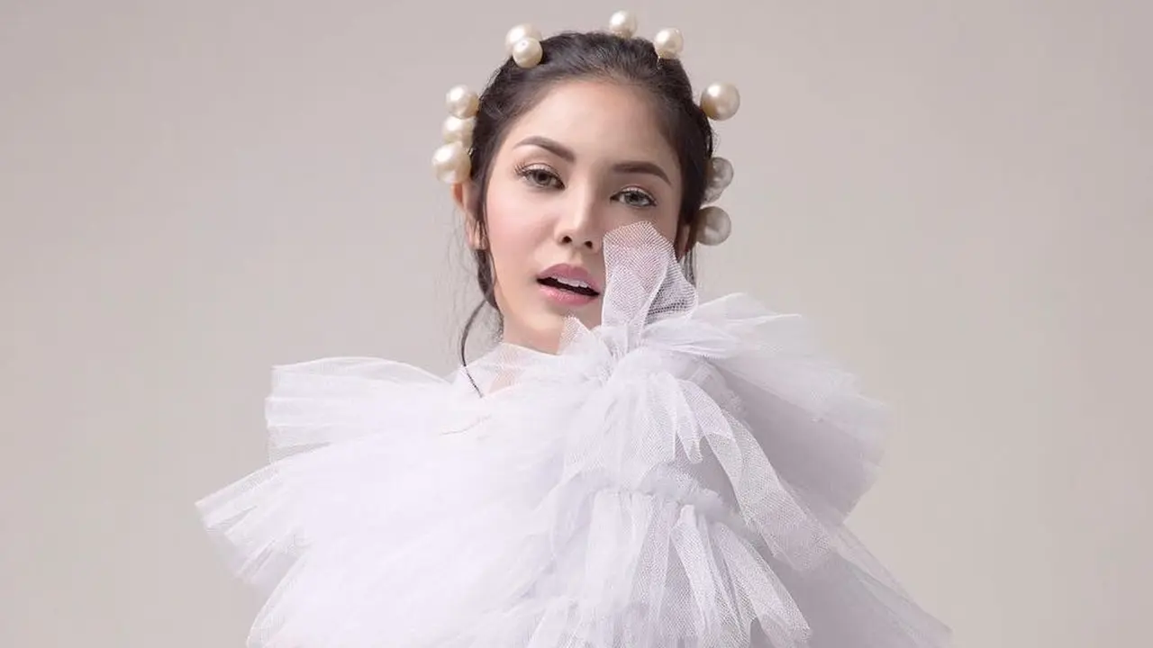 [Bintang] Sering Disindir Netizen, Baju Nindy Ayunda Ini Malah Jadi Pelopor Fashion Kim Kardashian, Rihanna dan Dua Lipa