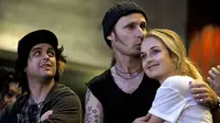 Dukungan yang diberikan bassis Green Day, Mike Dirnt terhadap istrinya, Brittney yang tengah terkena kanker payudara tidaklah main-main. 