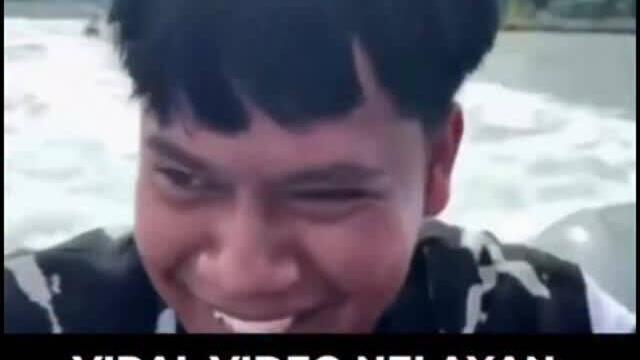 Niatnya mancing ikan, eh malah dapat content langka! Nelayan ini kaget merekam aksi @zitaanjani, @bramastavrl, dan @audreyaofficial melintasi Selat Sunda pakai jetski. Aksi spektakuler ini untuk membuka Lamsel Fest 2025!

Lamsel Fest 2025 digelar GRATIS, 14-16 November di Lapangan Korpri! Bakal a...