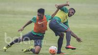 Bek Madura United, Rizky Dwi Febriyanto, berebut bola dengan striker Persipura Jayapura, Marianus Wanewar, saat seleksi Timnas Indonesia U-22 di Lapangan SPH Karawaci, Banten, Kamis (23/2/2017). (Bola.com/Vitalis Yogi Trisna)
