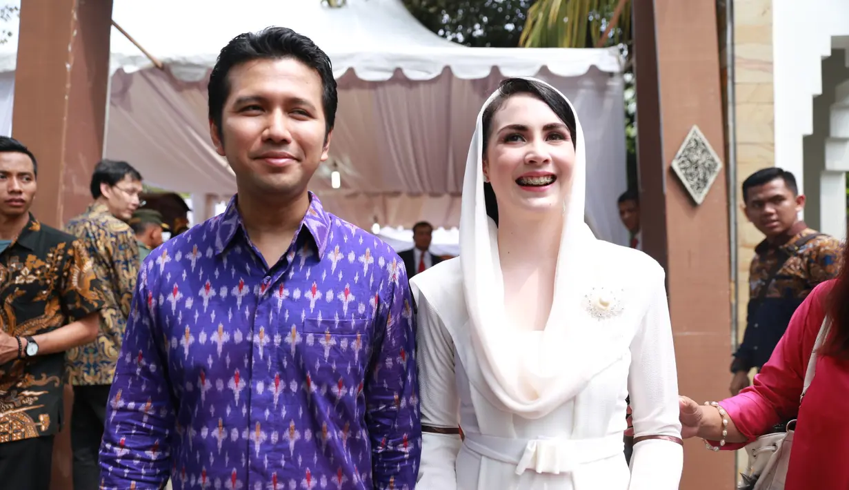 Arumi hadir mendampingi suaminya, Emil Dardak yang merupakan Bupati Trenggalek. Arumi tampil cantik dengan mengenakan kebaya putih dengan penutup kepala warna serupa. (Adrian Putra/Bintang.com)