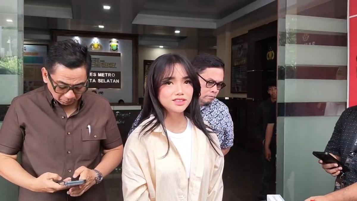 Pesan Menohok Fuji untuk Keluarga Eks Karyawan: Anaknya Dididik Lagi Bu, Kurang Bersyukur!