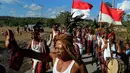 Warga Desa Oebelo menggelar upacara penyambutan saat peresmian bantuan bedah rumah  di Desa Oebelo, Kupang, NTT, Selasa (14/8). Upacara penyambutan diwarnai dengan tarian-tarian menggunakan alat musik baba khas daerah itu. (Liputan6.com/Johan Tallo)