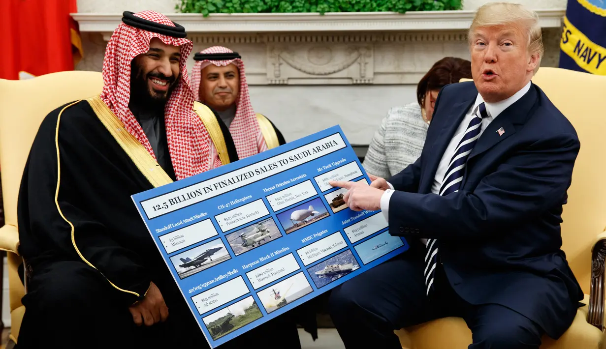 Presiden AS Donald Trump memegang informasi perlengkapan militer AS yang dijual kepada Arab Saudi dalam pertemuan dengan Putra Mahkota Mohammed bin Salman di Gedung Putih, Washington, Selasa (20/3). (AP Photo/Evan Vucci)