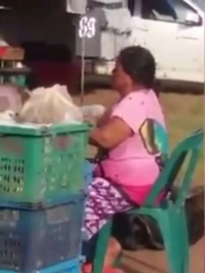 [Bintang] Luar Biasa! Wajah Diserbu Kawanan Lebah, Wanita Ini Bergeming!