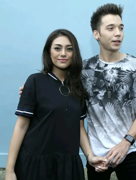 "Enggak kok, aku sih enggak apa-apa Stefan kerja sama mantannya," ucap Celine Evangelista saat mengisi program Dear Haters Liputan6.com di SCTV Tower, Jakarta Pusat, Kamis (17/2) seperti dilansir dari Liputan6. (Galih W. Satria/Bintang.com)