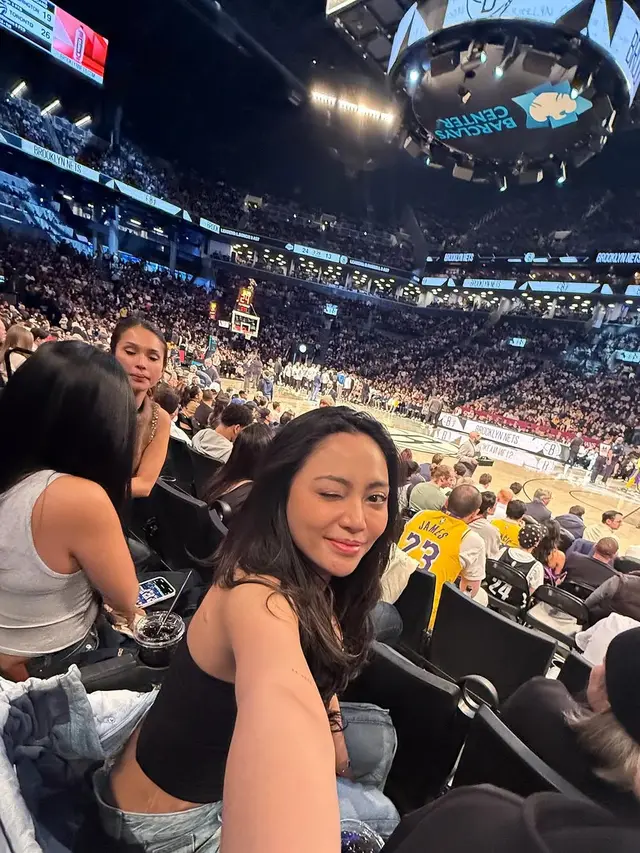 Potret Rachel Vennya Nonton Langsung Pertandingan NBA (credit: instagram/rachelvennya)