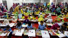 1500 anak mengikuti lomba mewarnai di Thamrin City Mall, Jakarta, Sabtu (12/8). Acara tersebut di selenggarai oleh alat mewarnai Pascola dari PT Standardpen Industri dan mengangkat tema "Ceria Warna Nusantara". (Liputan6.com/Johan Tallo)