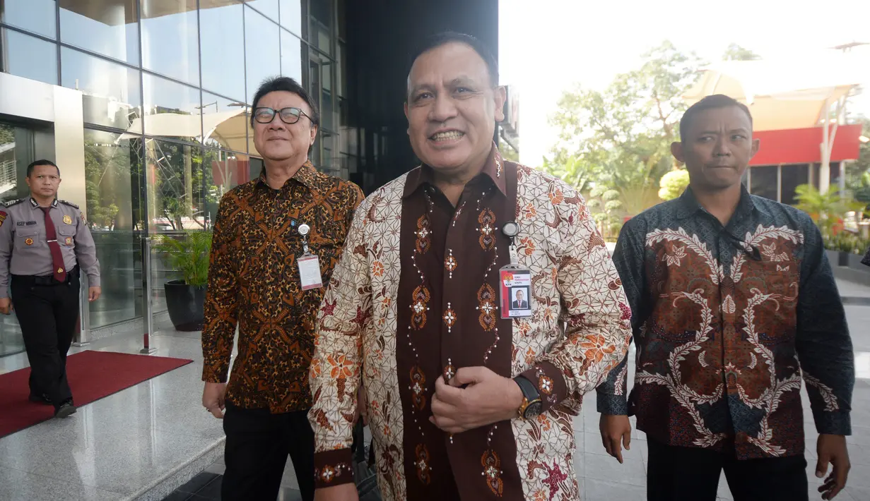 Menpan-RB Tjahjo Kumolo (kiri) dan Ketua KPK Firli Bahuri (tengah) usai melakukan pertemuan di Gedung KPK, Jakarta, Jumat (6/3/2020). Pertemuan membahas program Strategi Nasional Pencegahan Korupsi (Stranas PK) khususnya di Kemenpan-RB dan keseluruhan. (merdeka.com/Dwi Narwoko)
