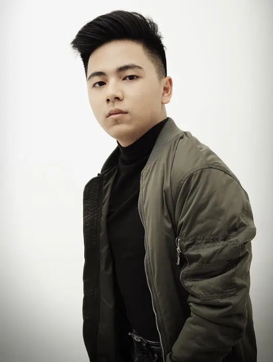 Pakai kaos turtle neck warna hitam dan dipadukan jaket bomber, gaya remaja kelahiran  2001 ini bisa jadi pilihan OOTD sehari-hari. (Liputan6.com/IG/@brandon_lilhero)
