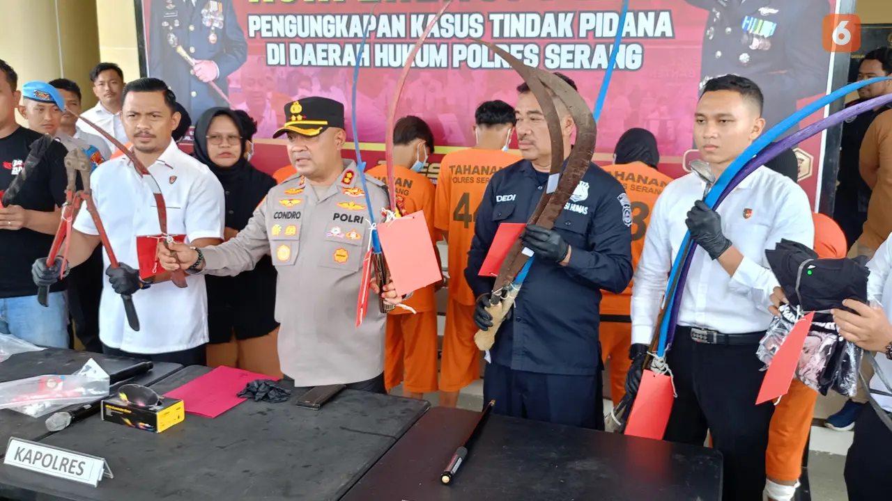 Barang bukti tawuran geng motor. (Senin, 04/03/2024). (Yandhi Deslatama/Liputan6.com).