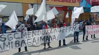 Demo Perpanjangan PPKM Level 4 di SGC Bekasi, Pedagang: Kami Butuh Makan