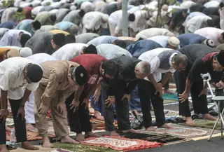 Jemaah Muhammadiyah saat menunaikan Salat Idul Fitri 1444 H di halaman Jakarta International Equestrian Park, Pulomas, Jakarta Timur, Jumat (21/4/2023). (merdeka.com/Iqbal S Nugroho)