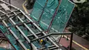 Pekerja menyelesaikan proyek pembangunan Jembatan layang (skybridge) CSW di Jakarta, Selasa (9/3/2021). Proyek pembangunan jembatan layang atau skybridge untuk integrasi Halte Transjakarta CSW di Stasiun MRT Asean ditargetkan selesai pada Mei 2021. (Liputan6.com/Johan Tallo)