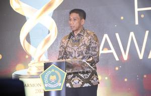 Wamendagri, Dr Akhmad Wiyagus, saat menyerahkan piagam Harmoni Award 2025 di Kementrian Agama Jakarta. (foto Istimewa)